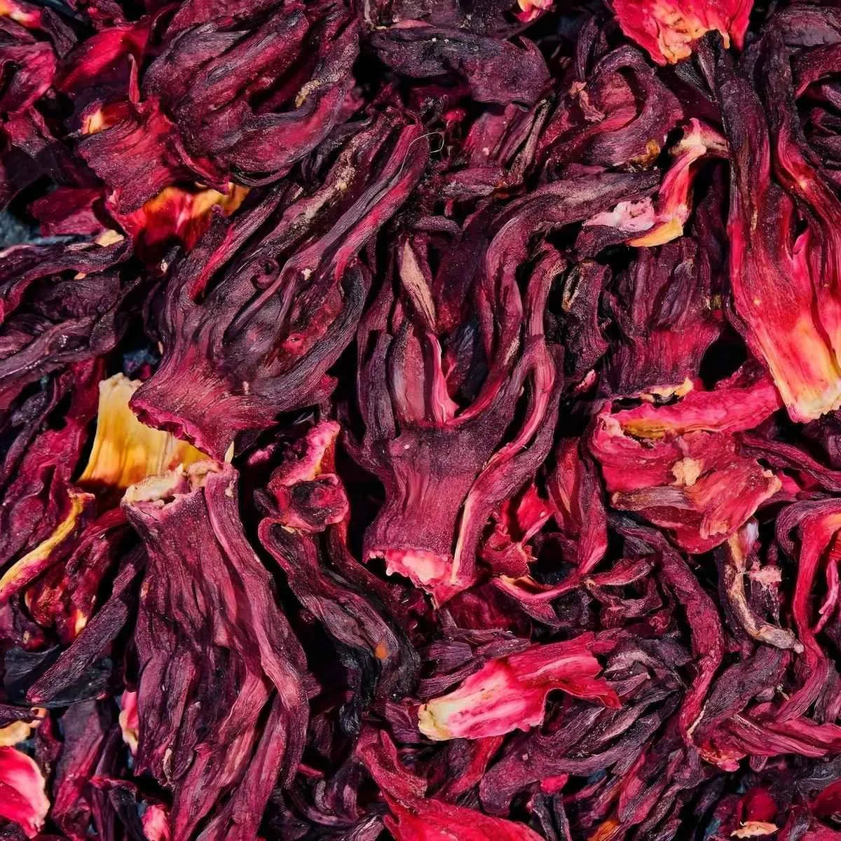 Fleurs séchées d'hibiscus BIO rouge rubis, ingrédient principal de l'infusion hibiscus BIO Racines au goût subtilement acidulé.